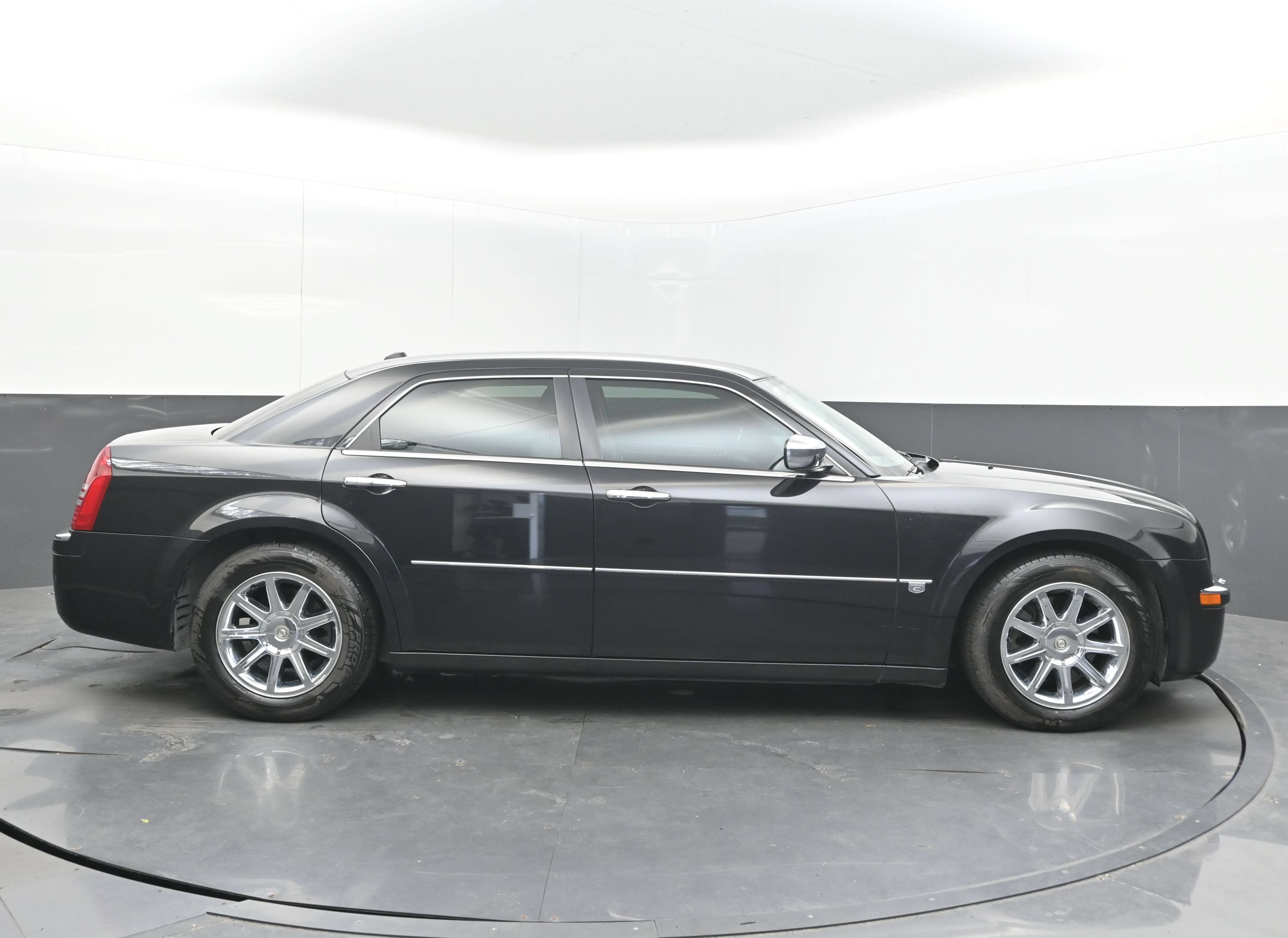 Used 2005 Chrysler 300 C w/ Navigation & Sound Group II RWD image 10