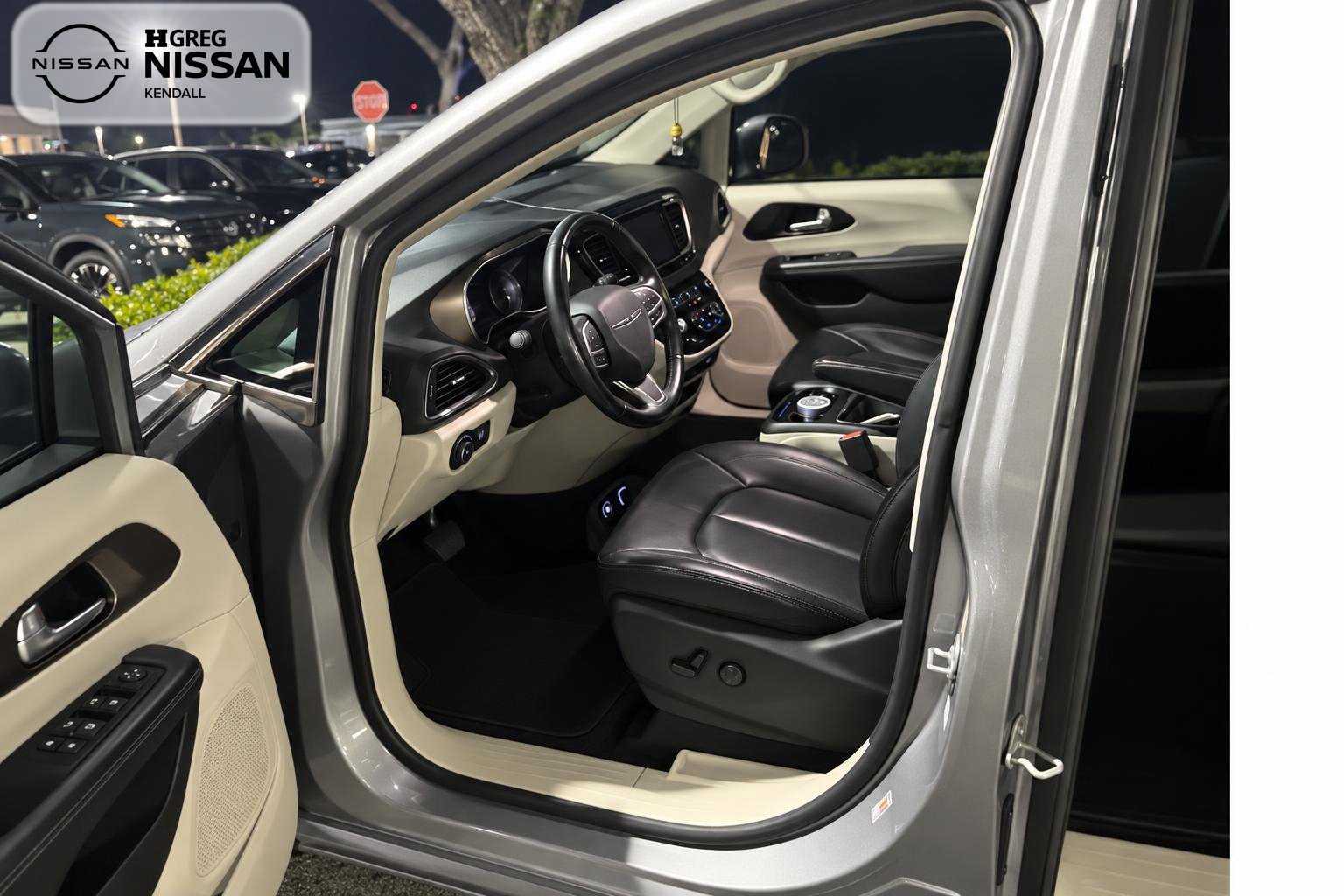 Used 2019 Chrysler Pacifica Touring-L Plus FWD image 4