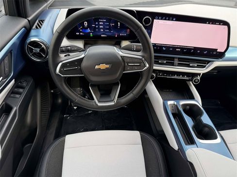 Used 2025 Chevrolet Equinox EV LT w/ Convenience Package image 4