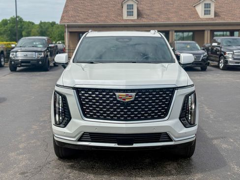 Used 2025 Cadillac Escalade Premium Luxury AWD/4WD image 5