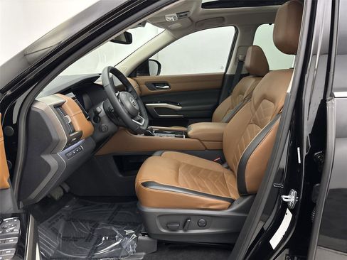 Used 2022 Nissan Pathfinder Platinum w/ Cargo Package image 25