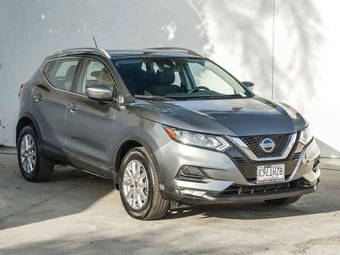 Used 2021 Nissan Rogue Sport SV image 3