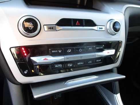 Used 2024 Ford Explorer XLT w/ Equipment Group 202A image 13