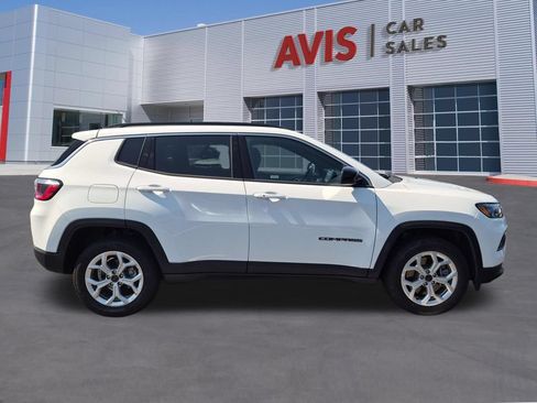 Used 2025 Jeep Compass Latitude AWD/4WD image 5