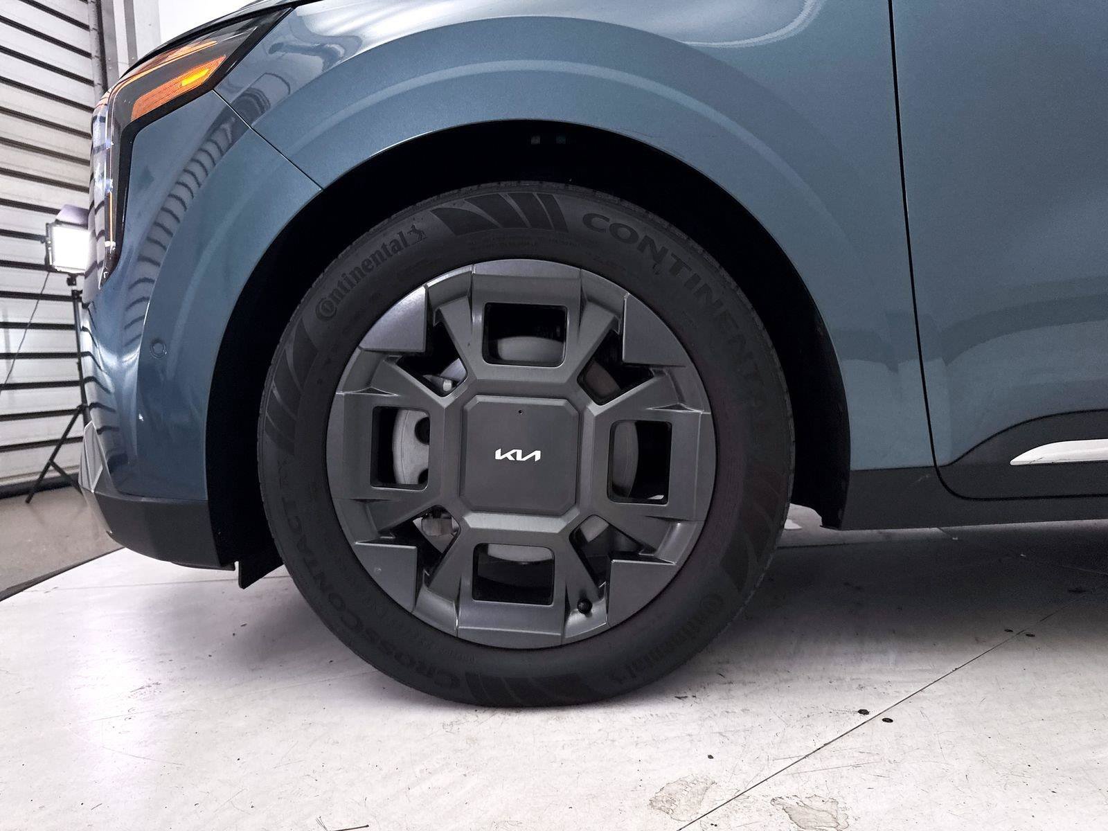 Used 2025 Kia Carnival SX FWD image 17