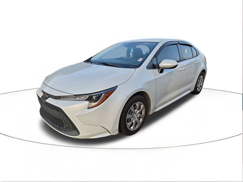 Used 2022 Toyota Corolla LE image 4