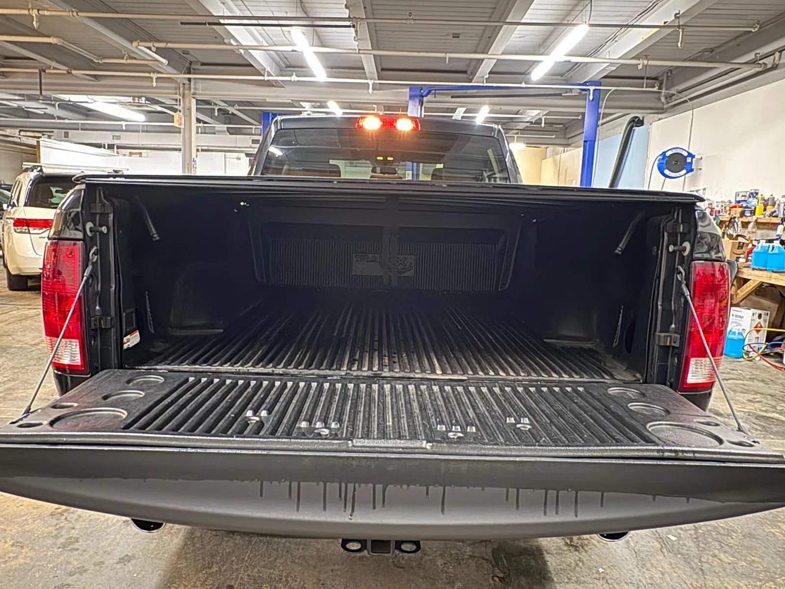 Used 2018 RAM 1500 Express w/ Black Ram 1500 Express Group AWD/4WD image 9