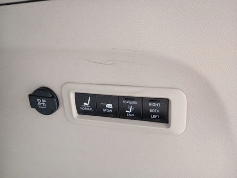 Used 2018 Chrysler Pacifica Limited image 19