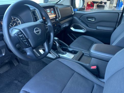 Used 2023 Nissan Frontier SV image 4