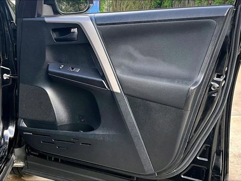 Used 2018 Toyota RAV4 LE image 25