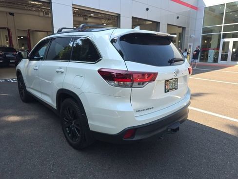 Used 2019 Toyota Highlander SE AWD/4WD image 4