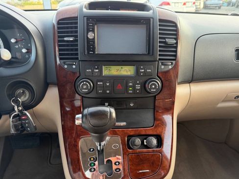 Used 2007 Hyundai Entourage GLS image 34