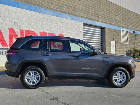 Used 2024 Jeep Grand Cherokee Laredo image 8