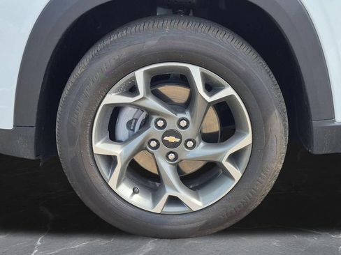 Used 2025 Chevrolet Trax LT FWD image 32
