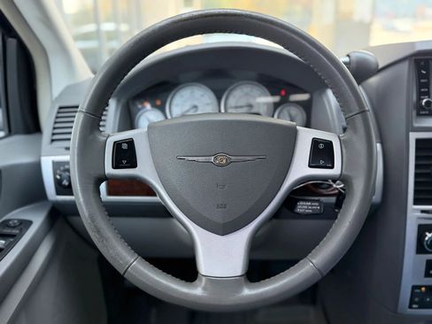 Used 2010 Chrysler Town & Country Touring image 21