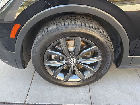 Certified 2022 Volkswagen Tiguan SE w/ Panoramic Sunroof Package AWD/4WD image 9