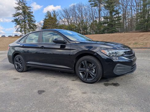 Used 2023 Volkswagen Jetta SE image 2