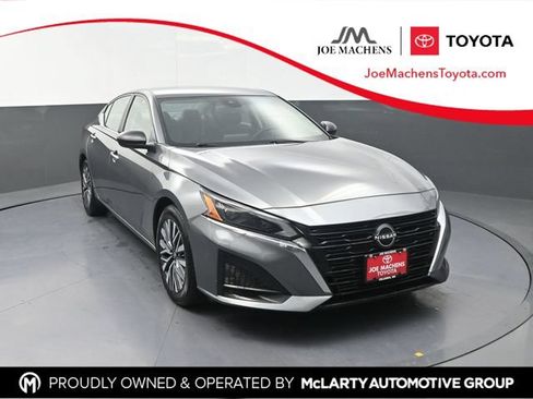 Used 2024 Nissan Altima 2.5 SV FWD image 1