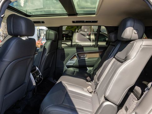 Used 2025 Land Rover Range Rover Long Wheelbase SE image 29