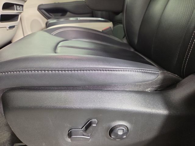 Used 2024 Chrysler Pacifica Touring-L FWD image 30
