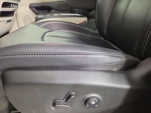 Used 2024 Chrysler Pacifica Touring-L FWD image 30