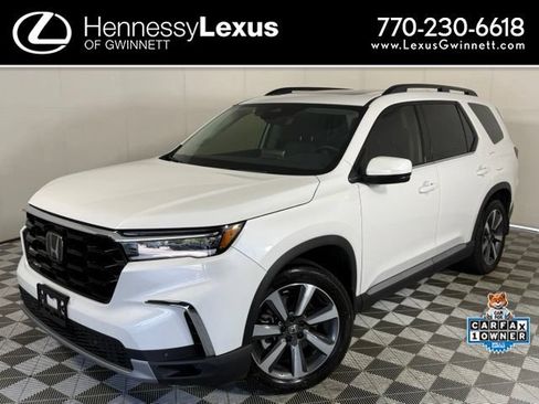 Used 2025 Honda Pilot Touring image 1