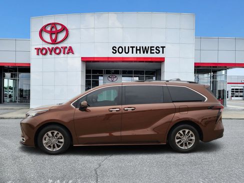 Used 2023 Toyota Sienna XLE FWD image 3