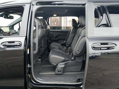 Used 2025 Toyota Sienna XLE Woodland Edition image 27