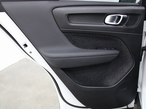 Used 2025 Volvo XC40 B5 Plus image 13