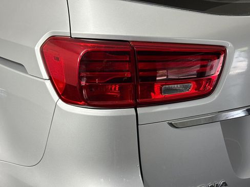 Used 2019 Kia Sedona L FWD image 33