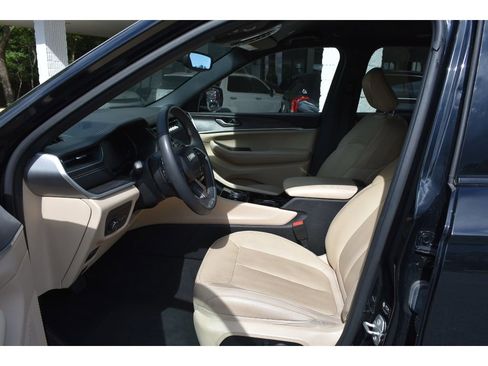 Used 2023 Jeep Grand Cherokee Limited image 10