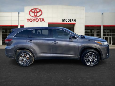 Used 2019 Toyota Highlander LE image 4