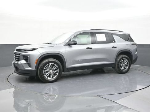 Used 2025 Chevrolet Traverse LT w/ Driver Confidence Package FWD image 7