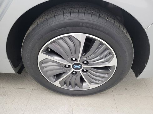 Used 2020 Hyundai Ioniq Limited image 31
