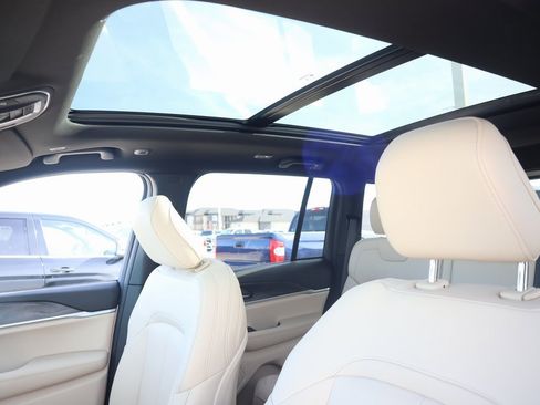 New 2025 Jeep Grand Cherokee Limited image 16