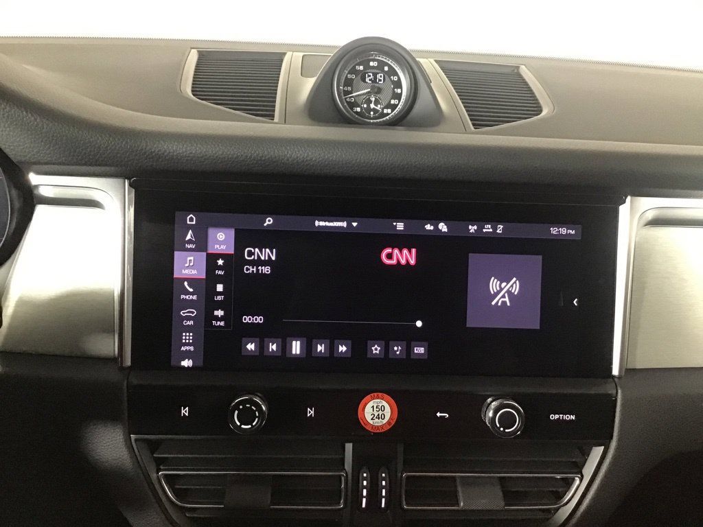 Certified 2026 Porsche Macan AWD/4WD image 33