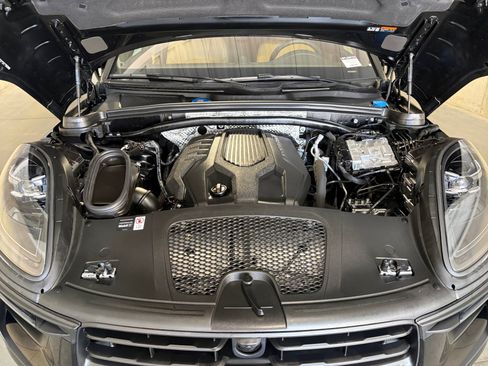 Certified 2026 Porsche Macan AWD/4WD image 13