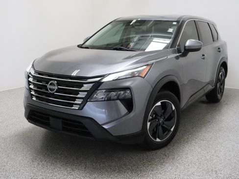 Used 2024 Nissan Rogue SV FWD image 2