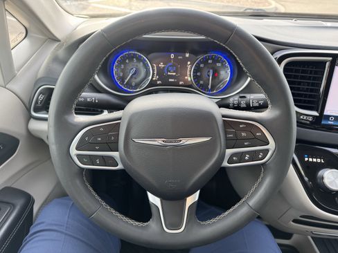 Used 2022 Chrysler Pacifica Touring-L image 3