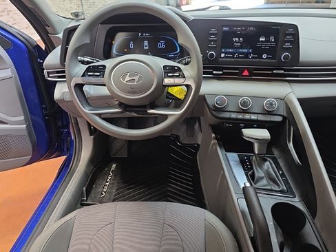 Used 2025 Hyundai Elantra SE image 16