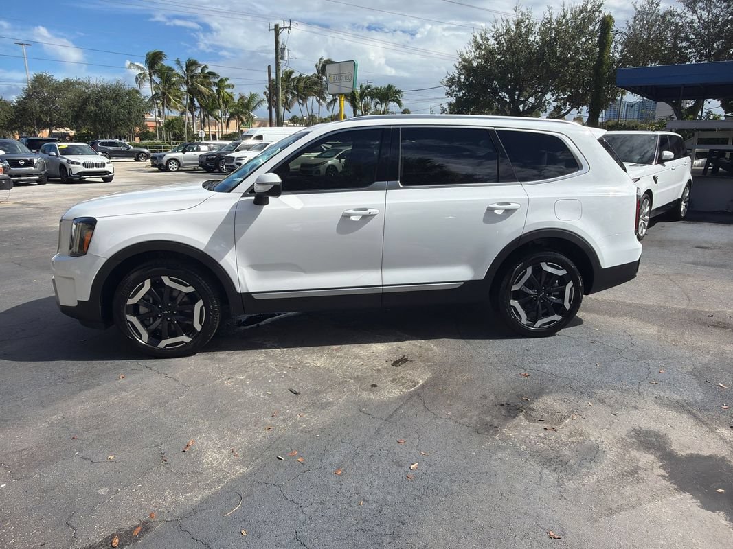 Used 2023 Kia Telluride EX w/ EX Captain's Chair Package FWD image 2