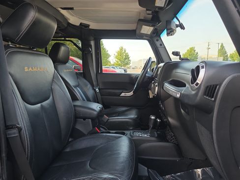 Used 2014 Jeep Wrangler Unlimited Sahara w/ Dual Top Group AWD/4WD image 31