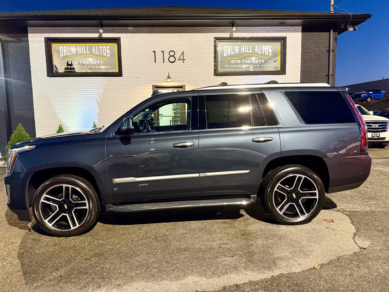 Used 2020 Cadillac Escalade Luxury AWD/4WD image 2