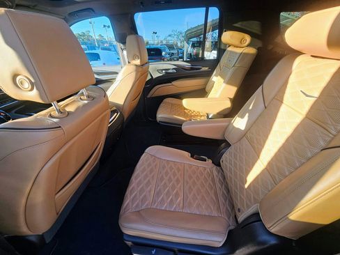 Used 2022 Cadillac Escalade ESV Premium Luxury image 9