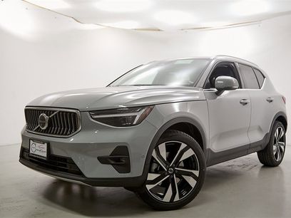 New 2025 Volvo XC40 B5 Plus w/ Climate Package
