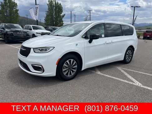 Used 2024 Chrysler Pacifica Limited FWD image 8