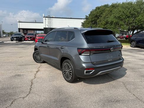 Used 2025 Volkswagen Taos SE FWD image 5