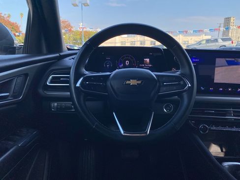 Used 2025 Chevrolet Traverse LT image 4