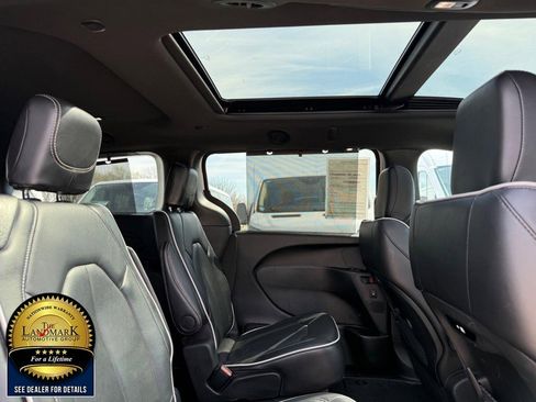 Used 2025 Chrysler Pacifica Limited image 16