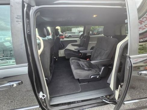 Used 2016 Dodge Grand Caravan SE FWD image 17